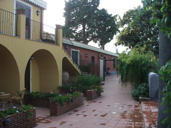 La Terra Del Mezzo Villa Riposto Dış mekan fotoğraf